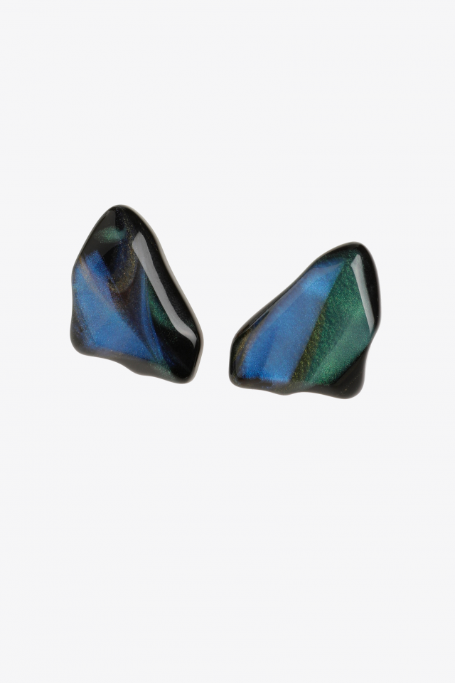 Earrings with a striking stone